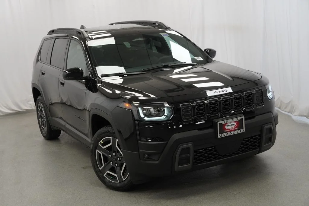 New 2026 Diamond Black Crystal Pearl-Coat Exterior Paint Jeep Limited image 8