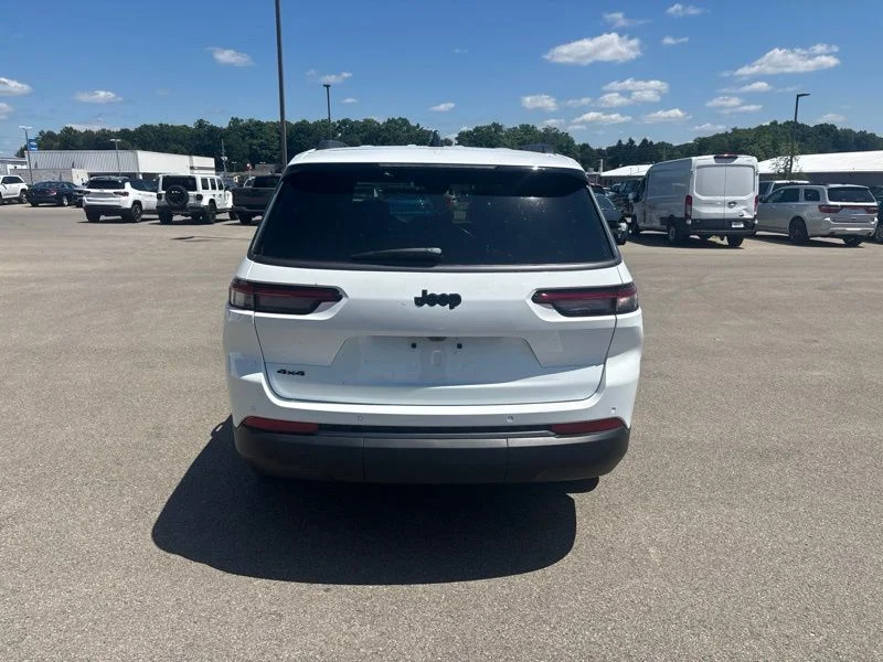 New 2026 Bright White Clear-Coat Exterior Paint Jeep Altitude image 4