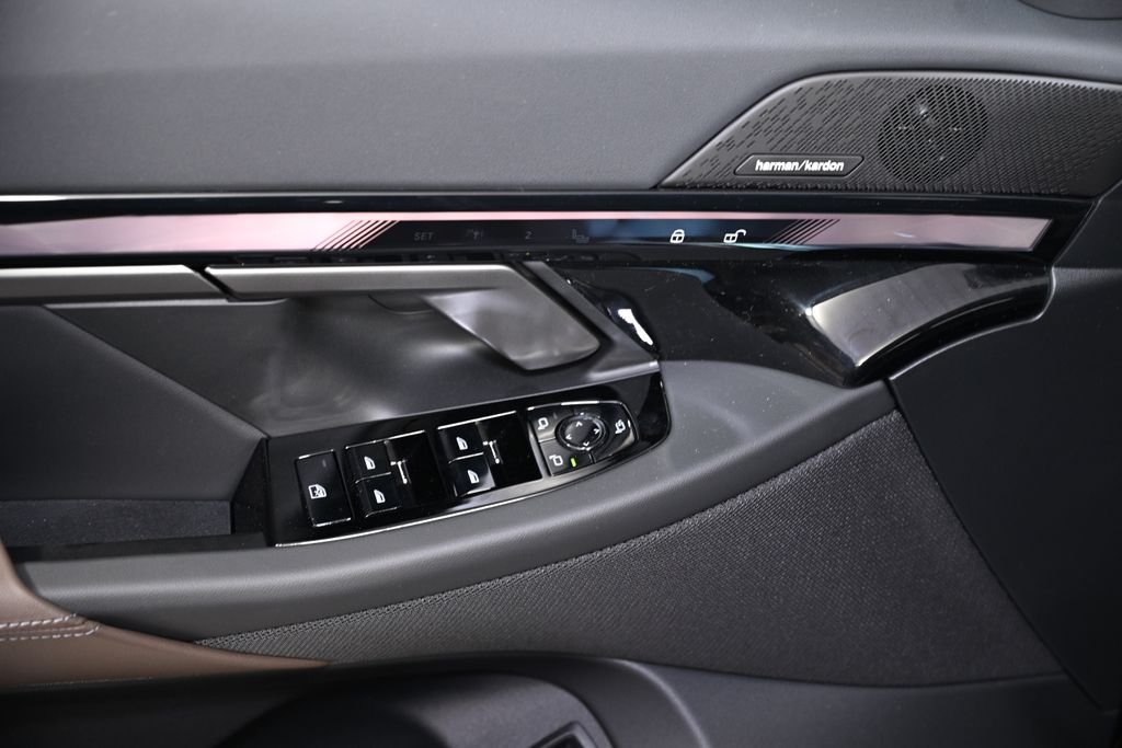 New 2027 Black Sapphire Metallic BMW 550e xDrive image 22