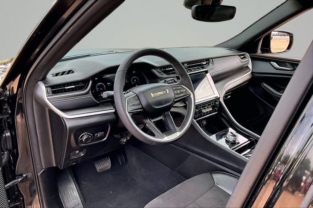 Used 2023 Black Jeep Altitude image 11