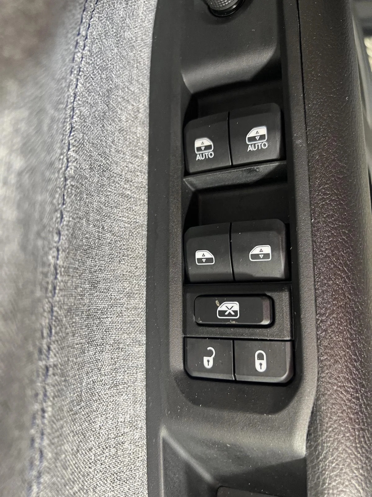 Used 2022 Billet Silver Metallic Clearco Jeep Latitude image 15