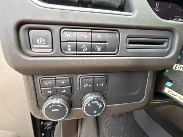 Used 2023 Ash Chevrolet Z71 image 15