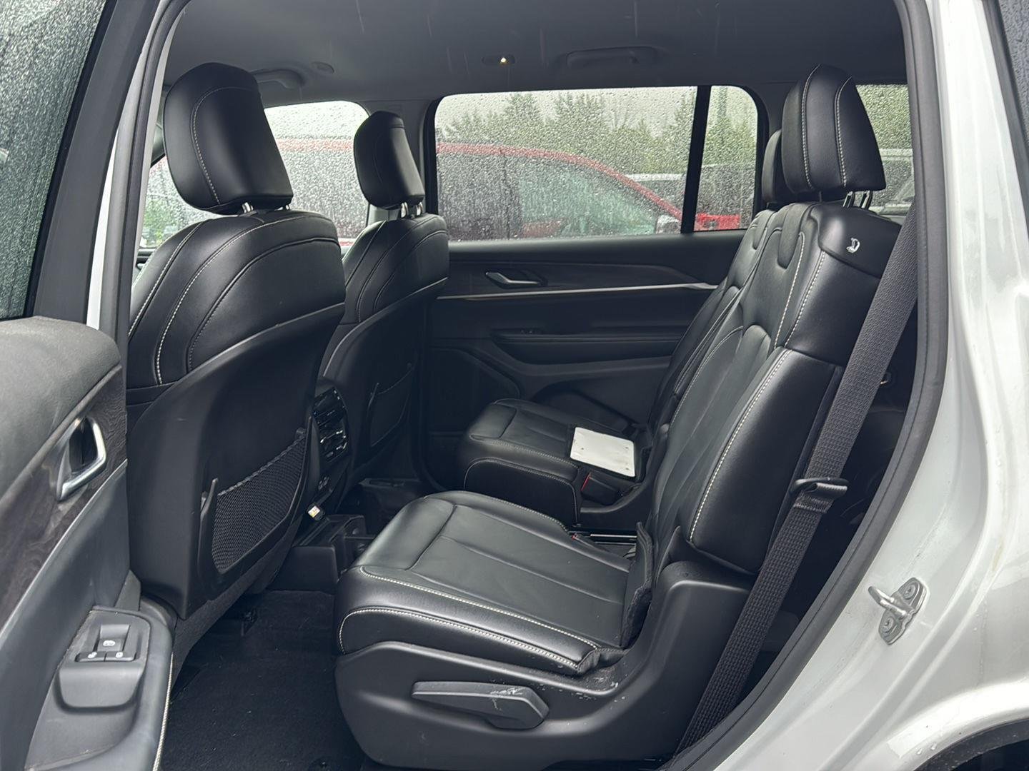 Used 2023  Jeep Limited image 3