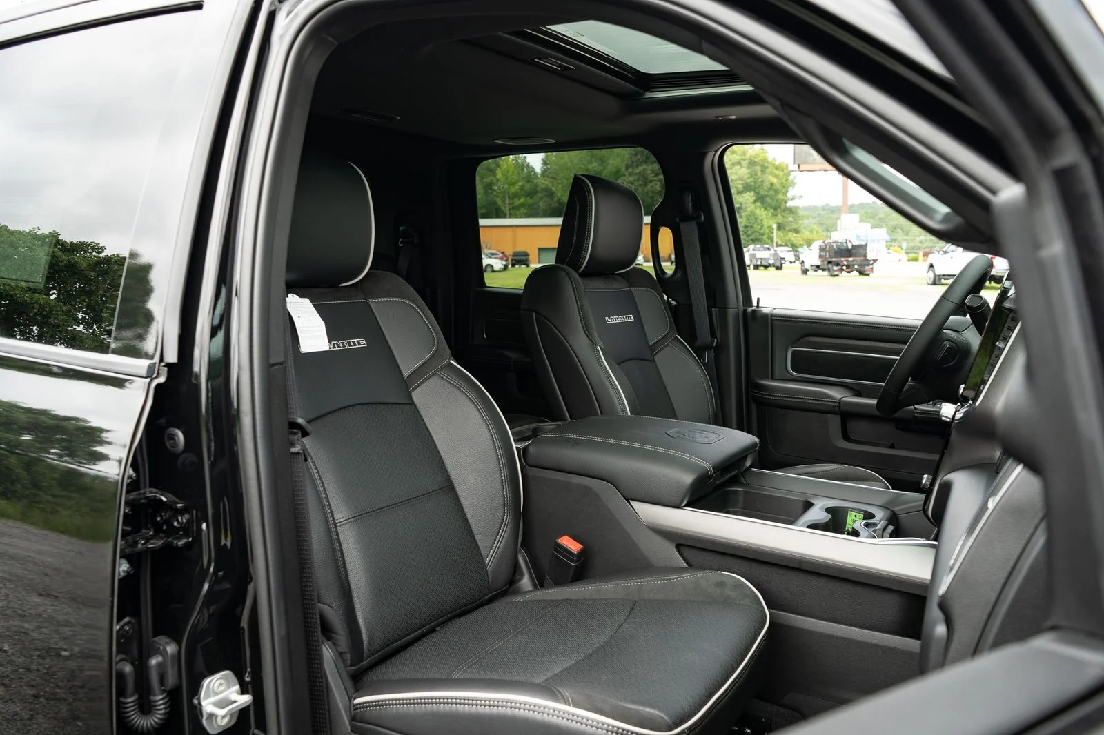 New 2026 Diamond Black Crystal Pearl-Coat Exterior Paint RAM Laramie image 43