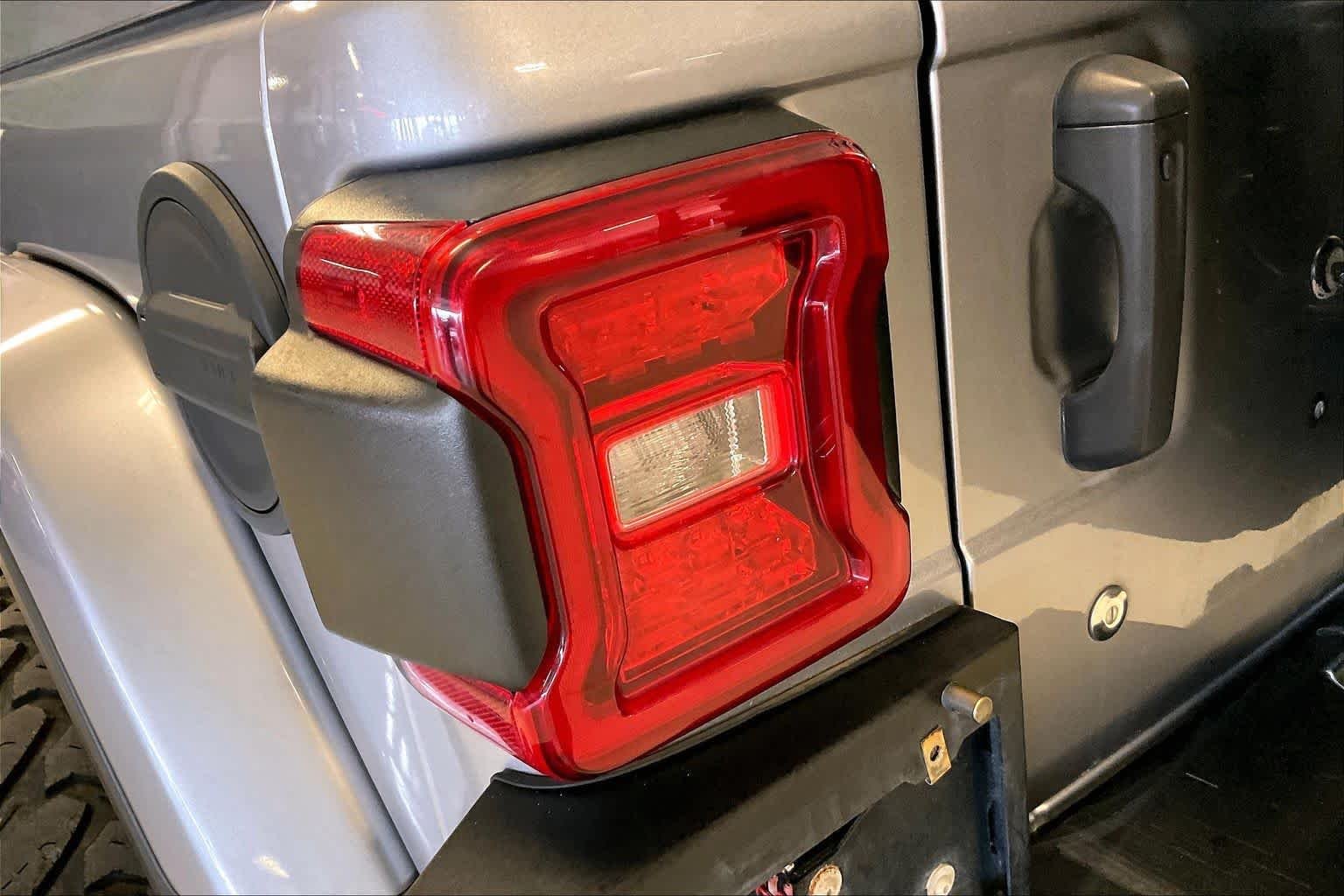 Used 2019 Billet Silver Metallic Clearcoat Jeep Sahara image 26