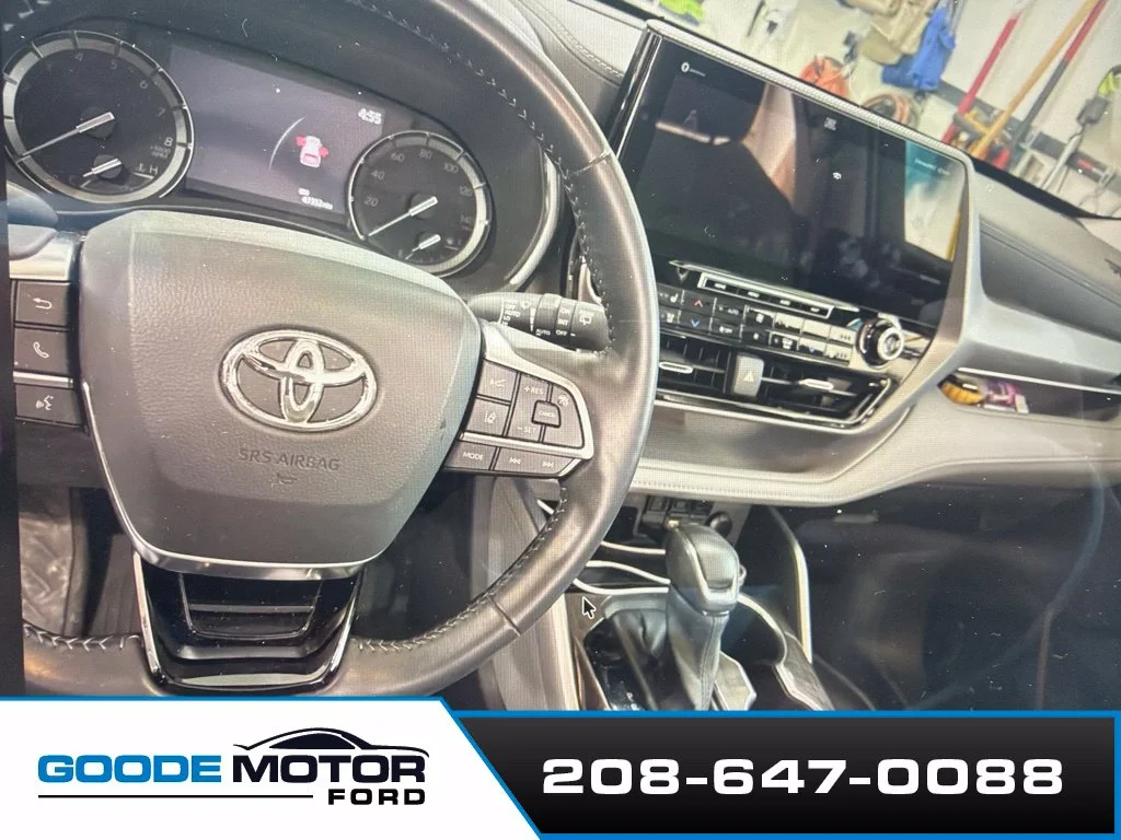 Used 2021  Toyota Platinum image 5