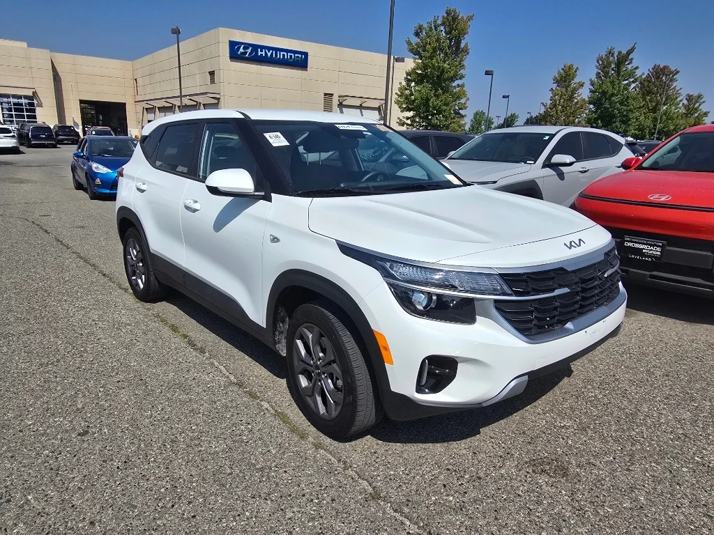 Used 2026 Snow White Pearl Kia LX image 18