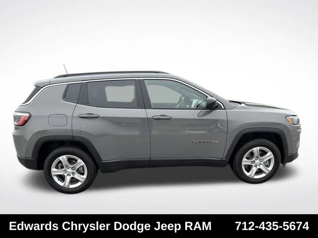 Used 2023 Gray Jeep Latitude image 9