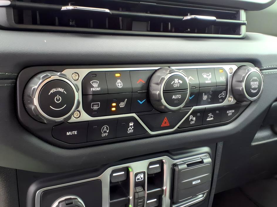 Used 2024 Silver Zynith Clearcoat Jeep Mojave X image 21