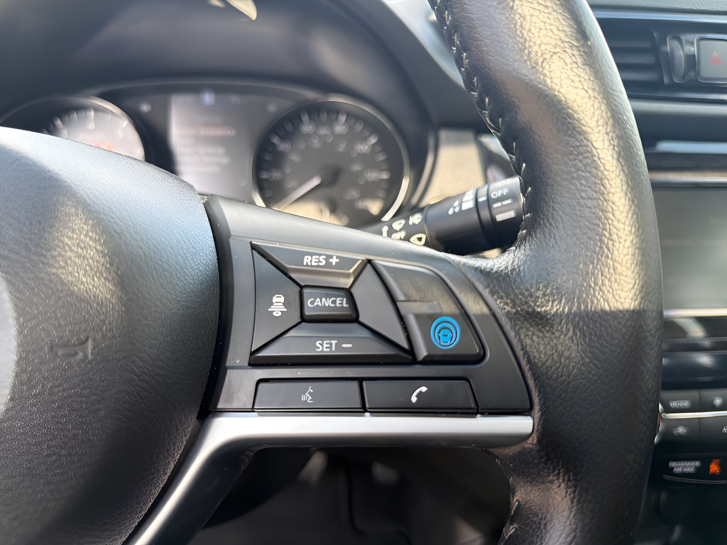 Used 2022 Silver Nissan SL image 32