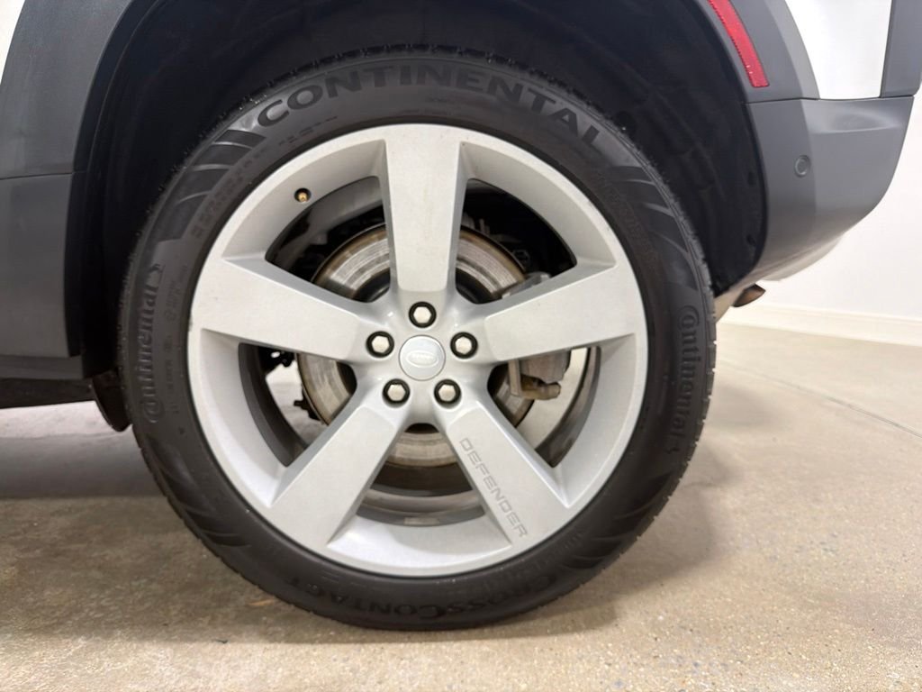 Used 2023 White Land Rover SE image 30