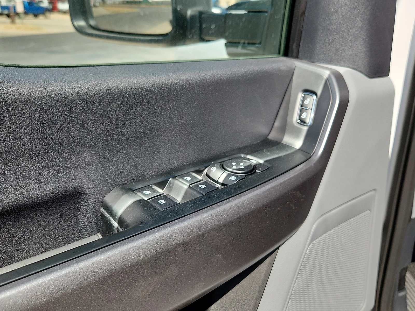 New 2027 Oxford White Ford XLT image 15