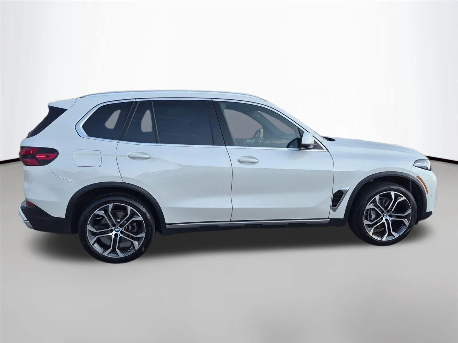 Used 2025 Mineral White Metallic BMW xDrive40i image 6