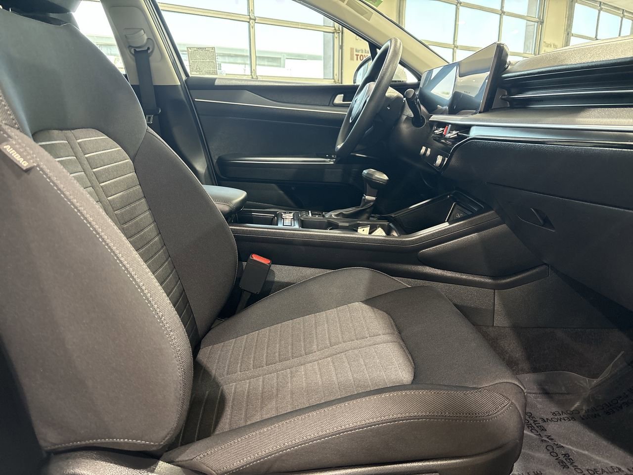 2025 Kia K5 LXS - Photo 24