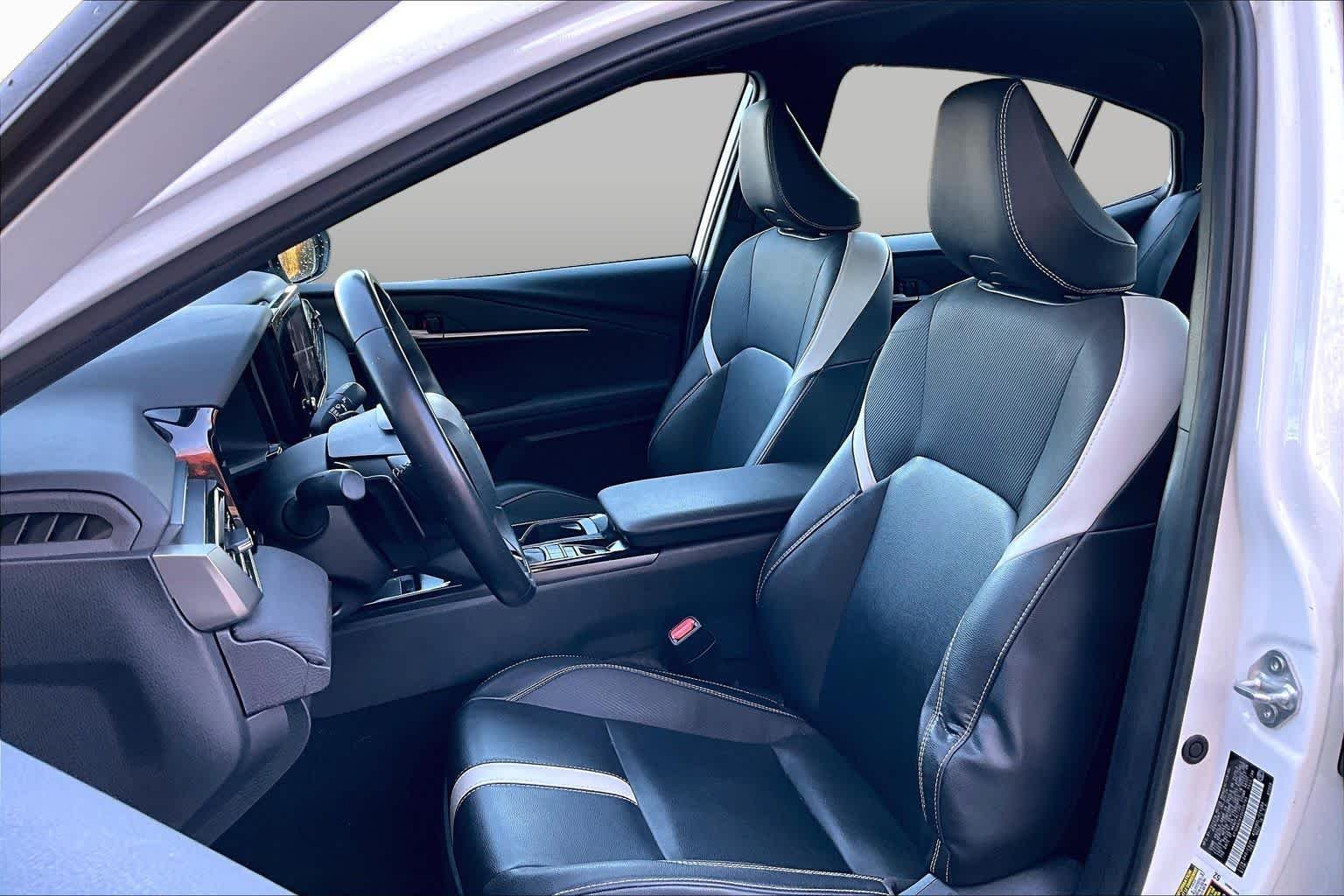 Used 2025 Ice Cap Toyota SE image 9