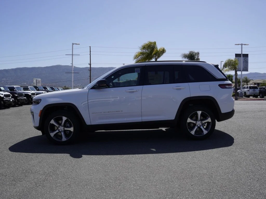 New 2026 Bright White Clear-Coat Exterior Paint Jeep Limited image 6
