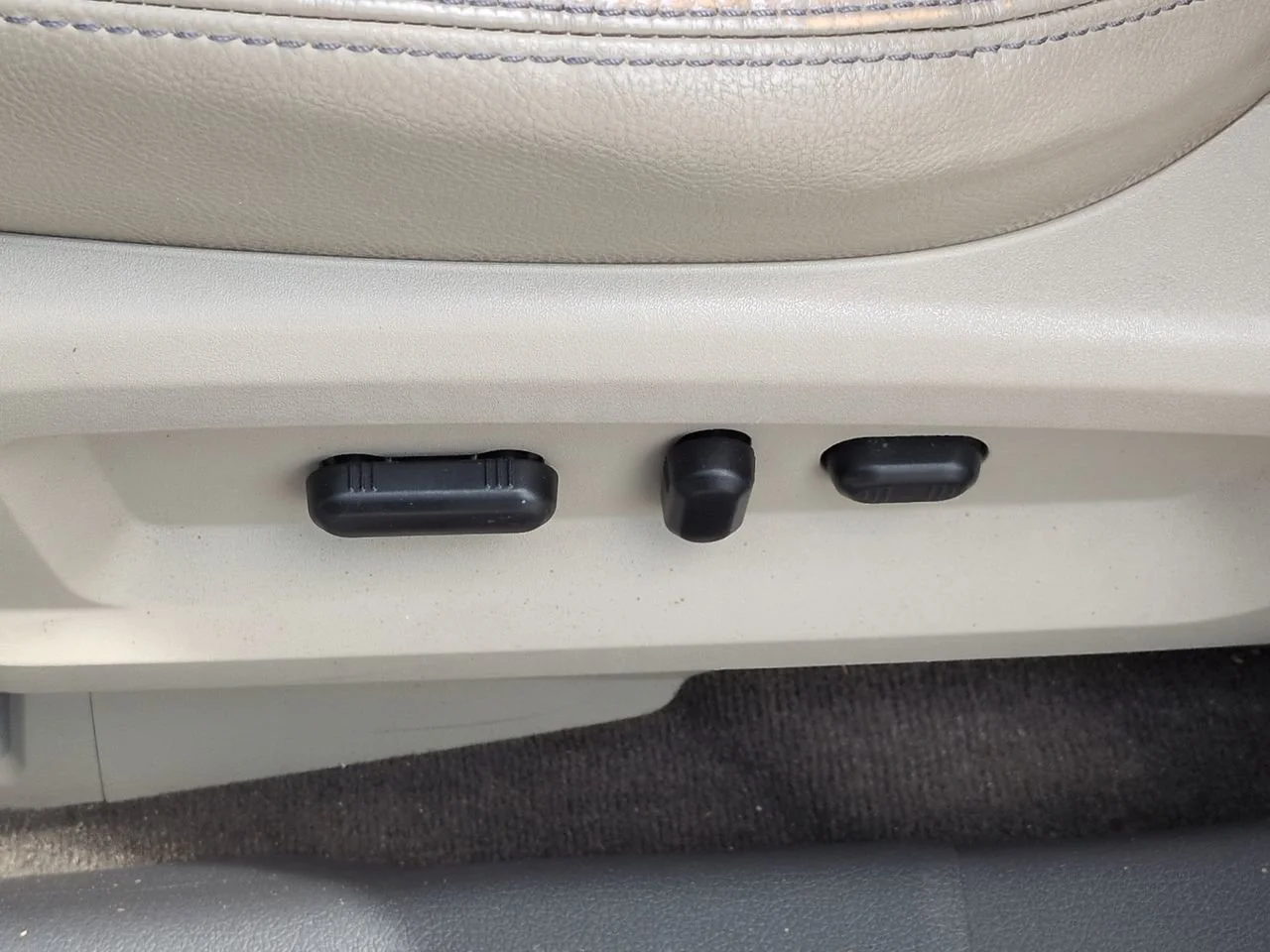 Used 2013 White Suede Ford SEL image 20
