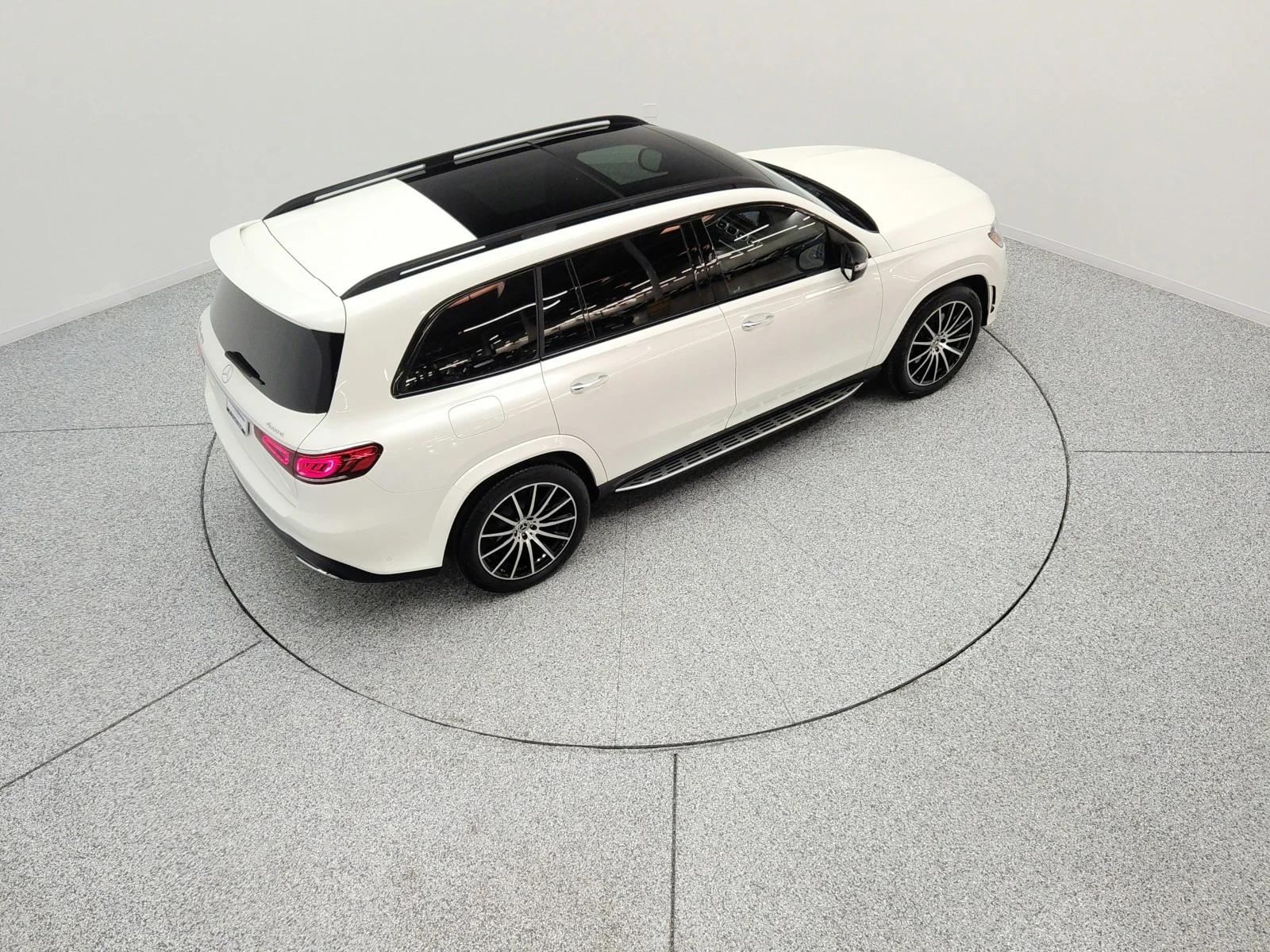 Used 2023 MANUFAKTUR Diamond White Metallic Mercedes-Benz GLS 450 4MATIC® SUV image 13