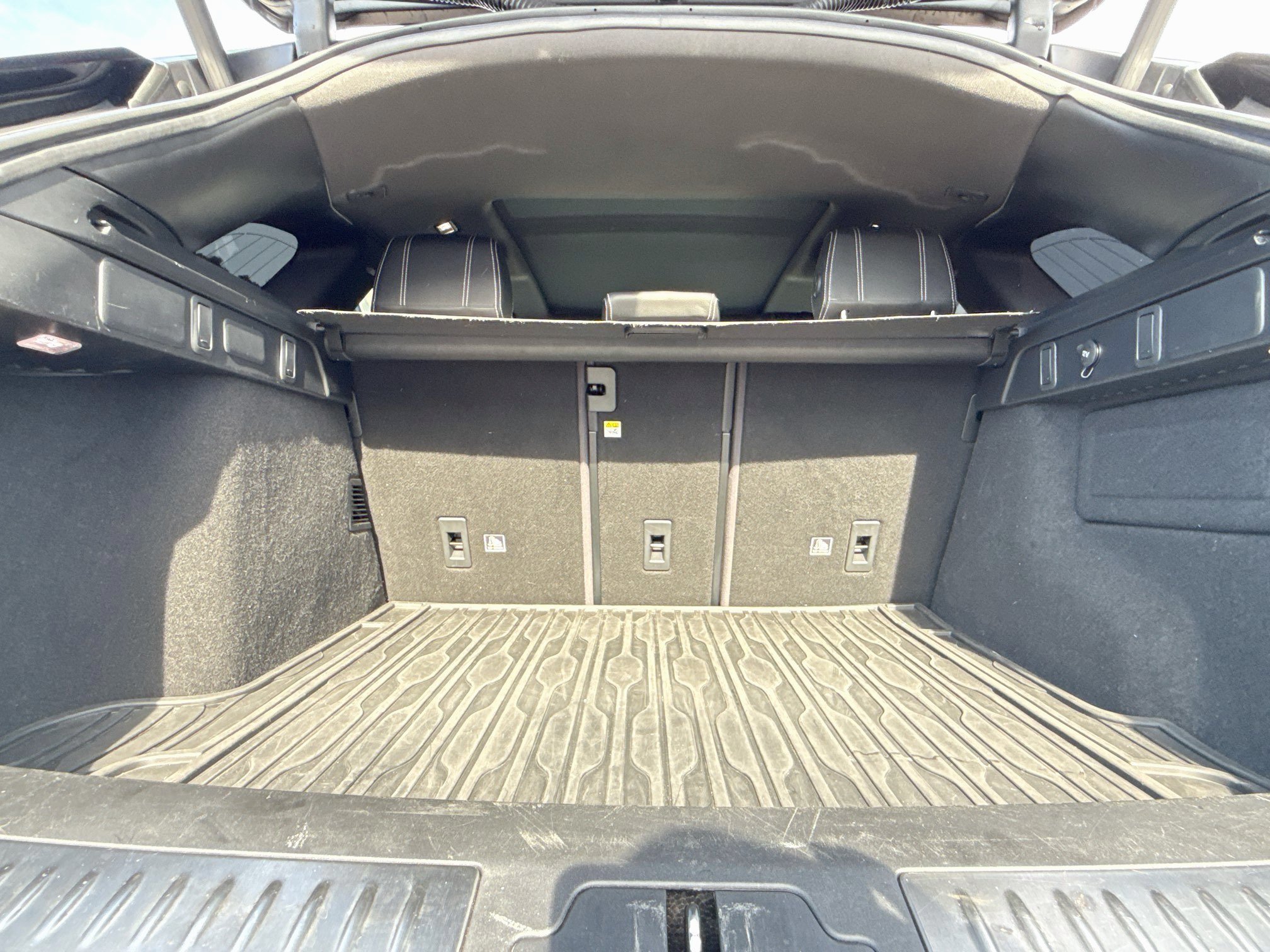Used 2019 White Land Rover R-Dynamic SE image 11