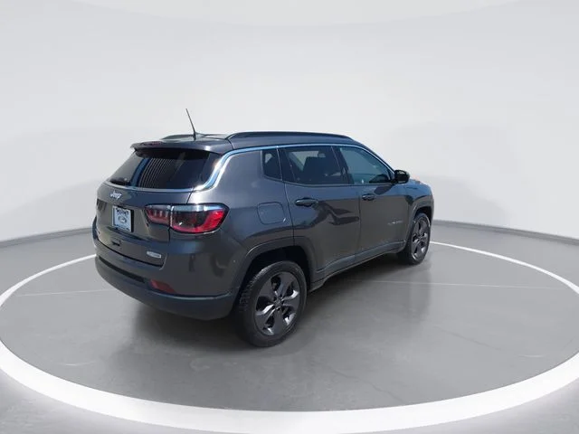 Used 2022 Gray Jeep Latitude Lux image 8