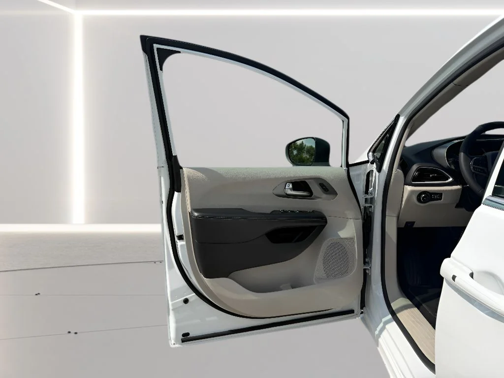 Used 2023 Bright White Clearcoat Chrysler Touring L image 17