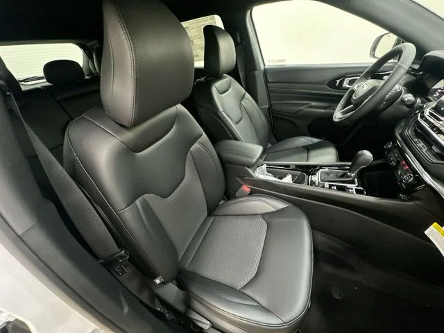 New 2026 Bright White Clear-Coat Exterior Paint Jeep Altitude image 25