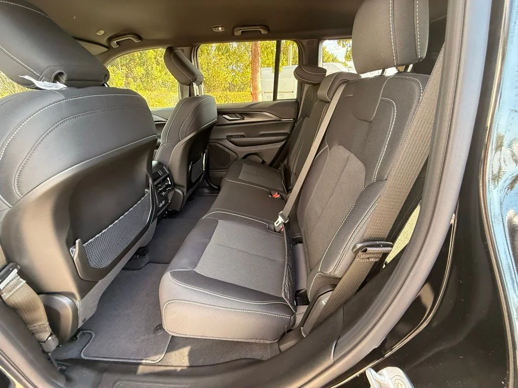 New 2026 Diamond Black Crystal Pearlcoat Jeep Laredo image 25