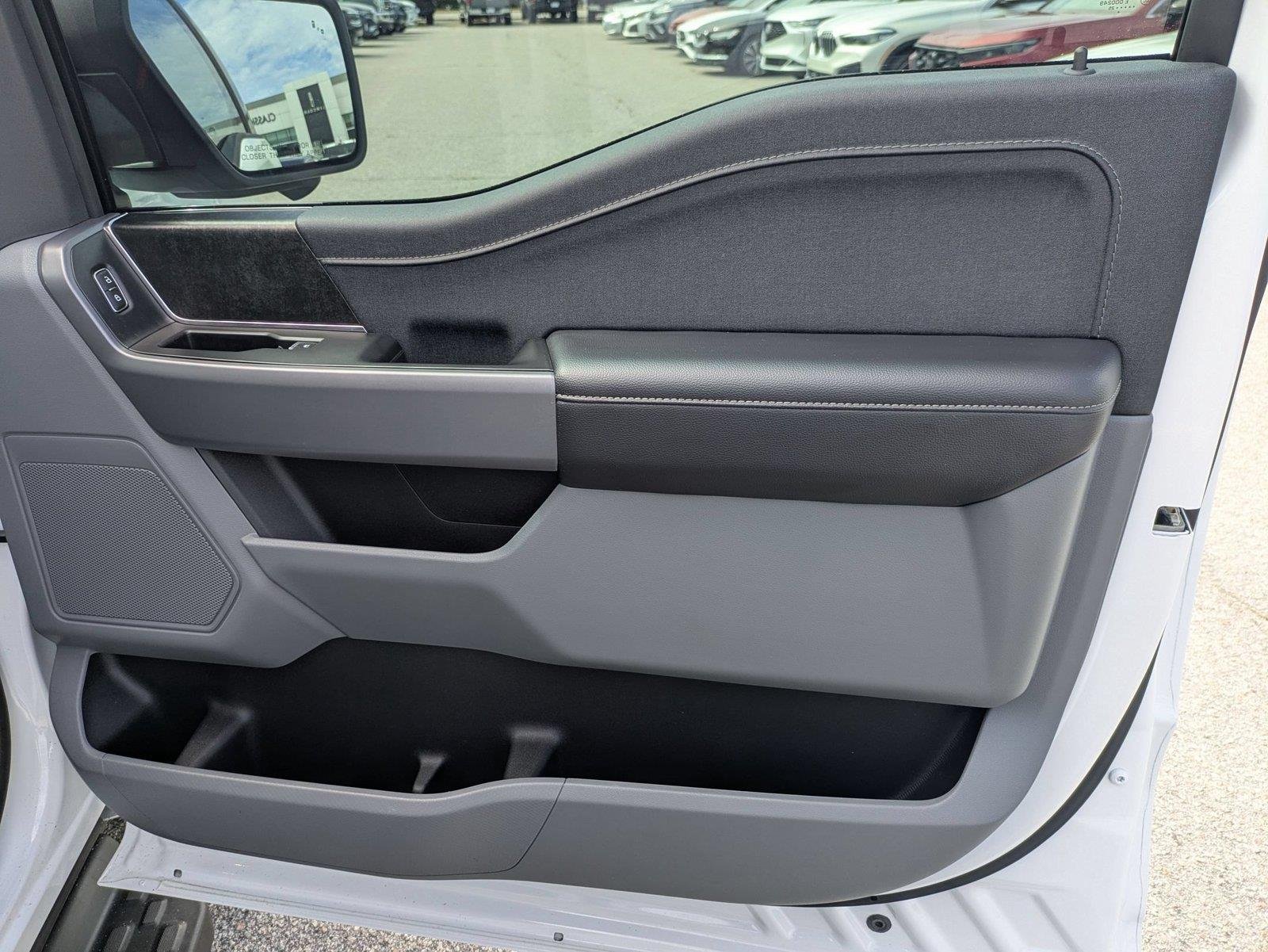 Used 2025 Oxford White Ford XLT image 32