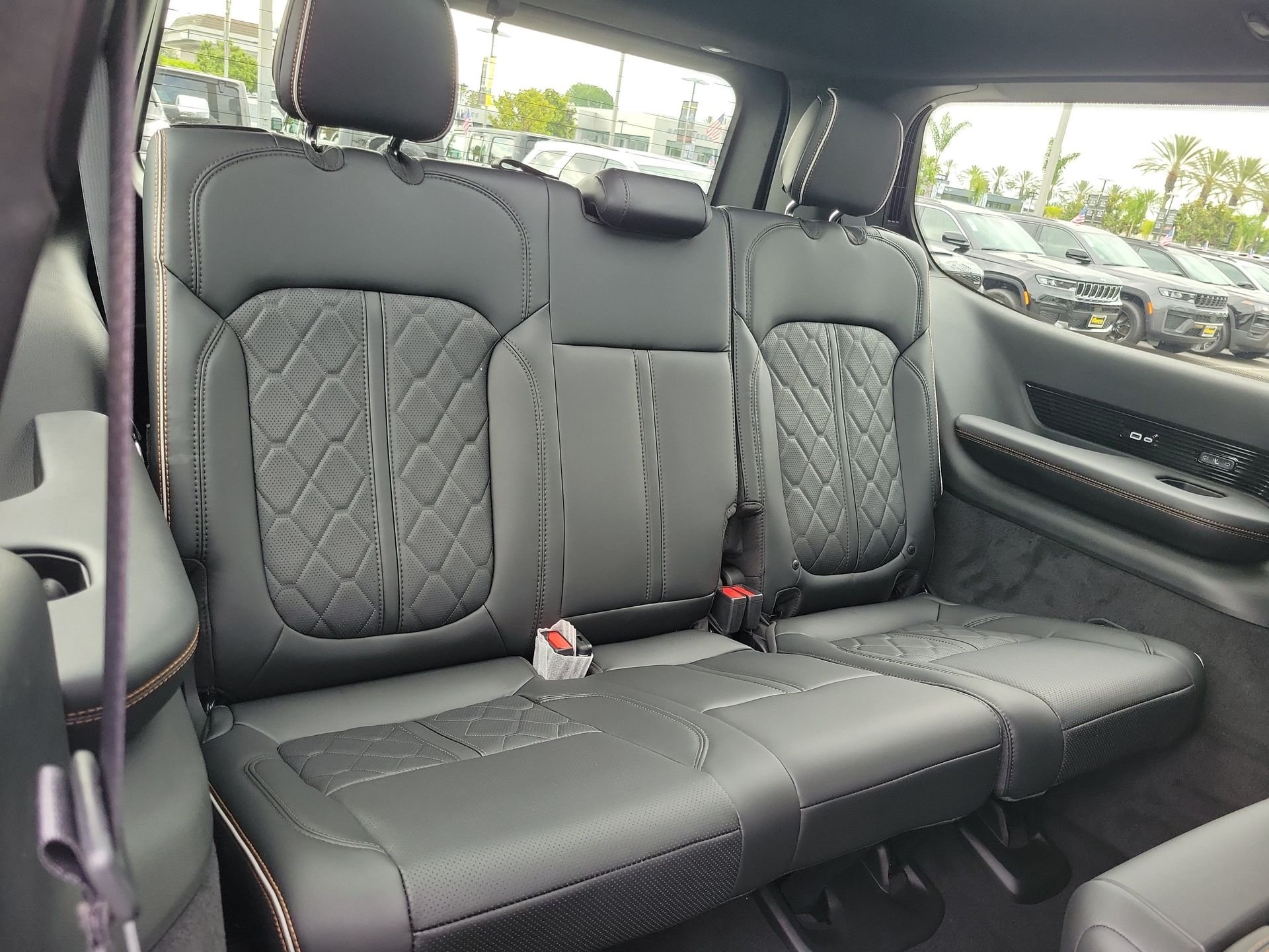 New 2026 Bright White Clear-Coat Exterior Paint Jeep Summit Reserve image 24