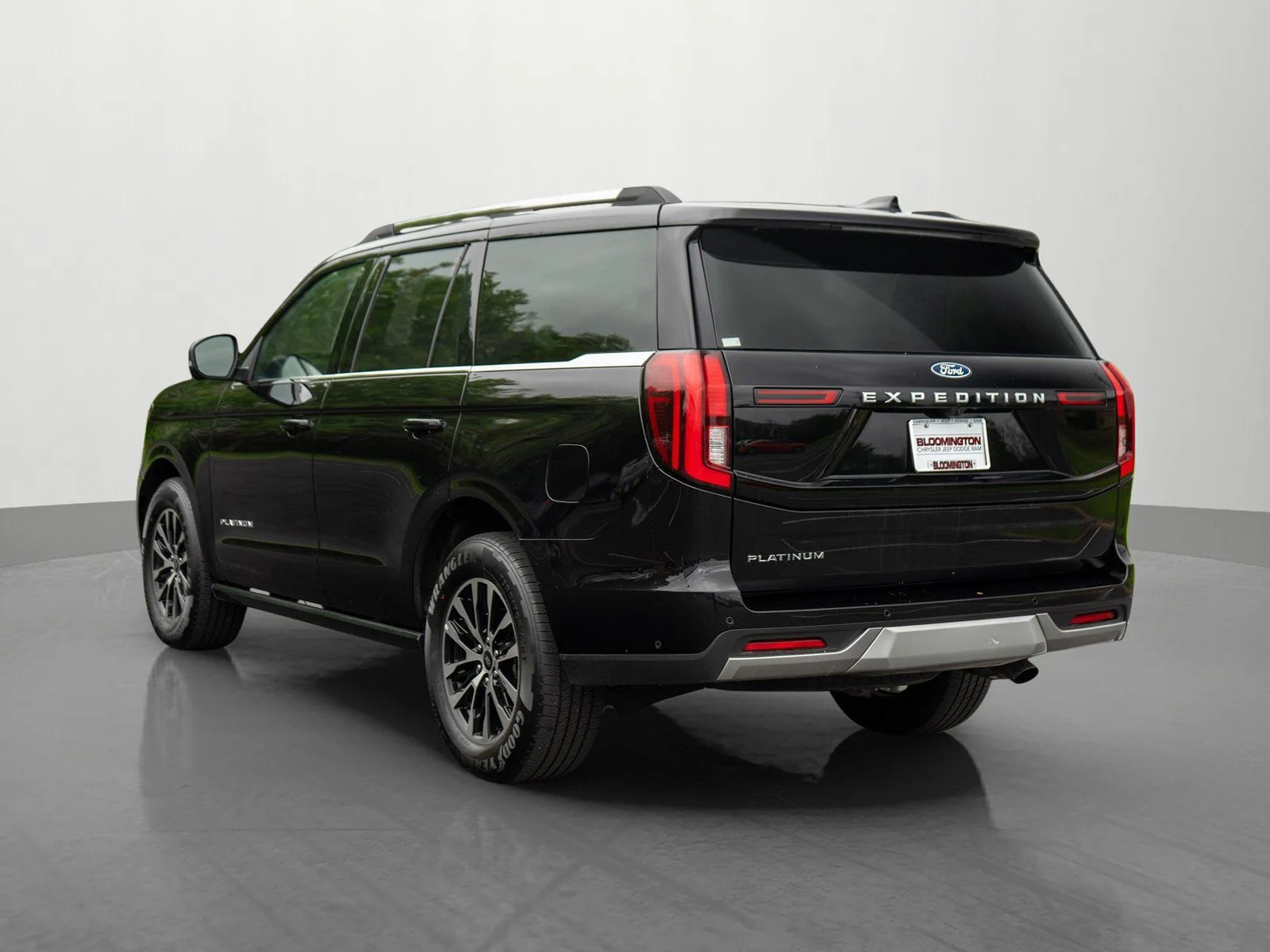 Used 2025 Black Metallic Ford Platinum image 5