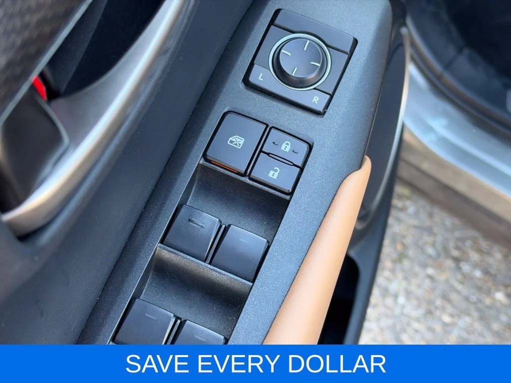Used 2015  Lexus 200t image 7