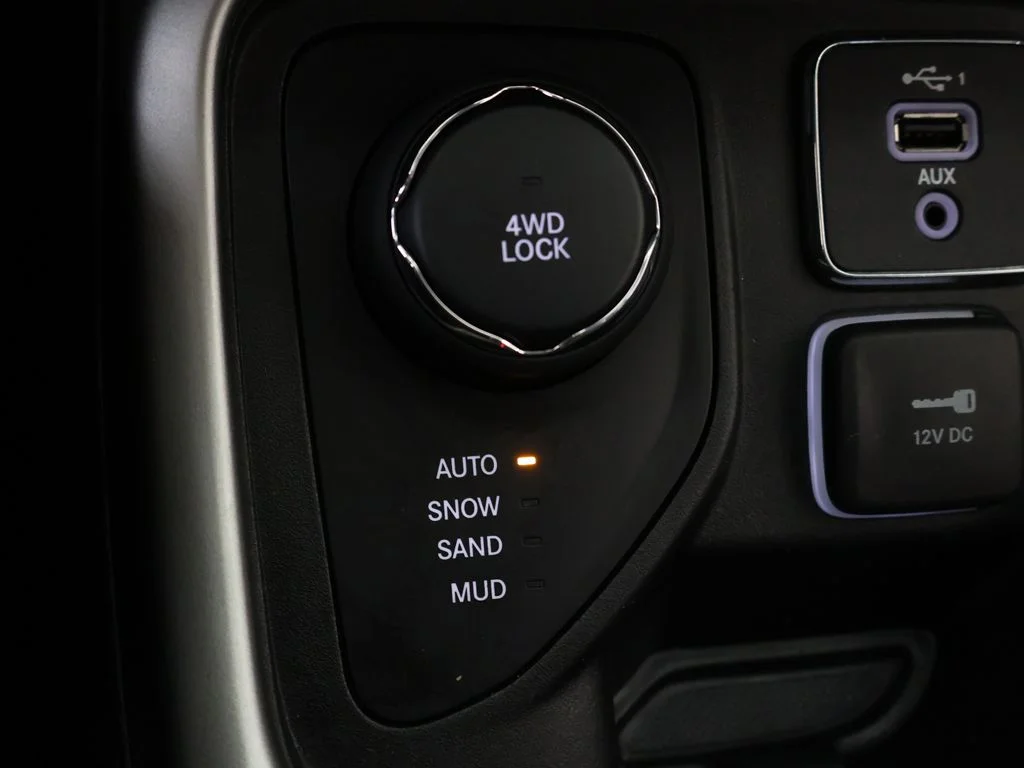 Used 2019 Laser Blue Pearlcoat Jeep Latitude image 43