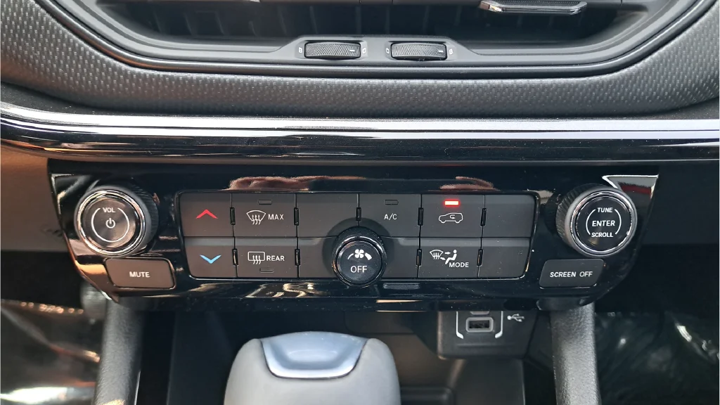 New 2026 Red Hot Pearl-Coat Exterior Paint Jeep Latitude image 21