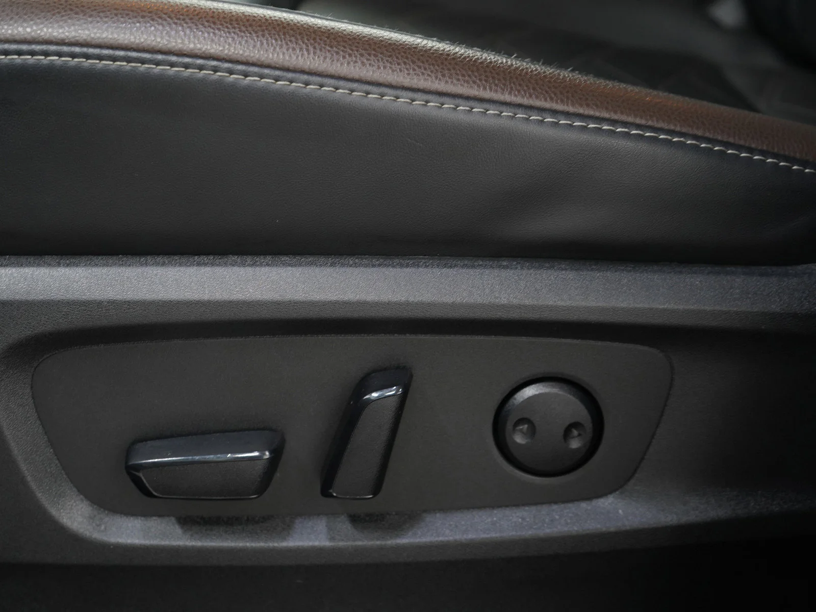 Used 2023 Super Black Nissan Platinum image 29