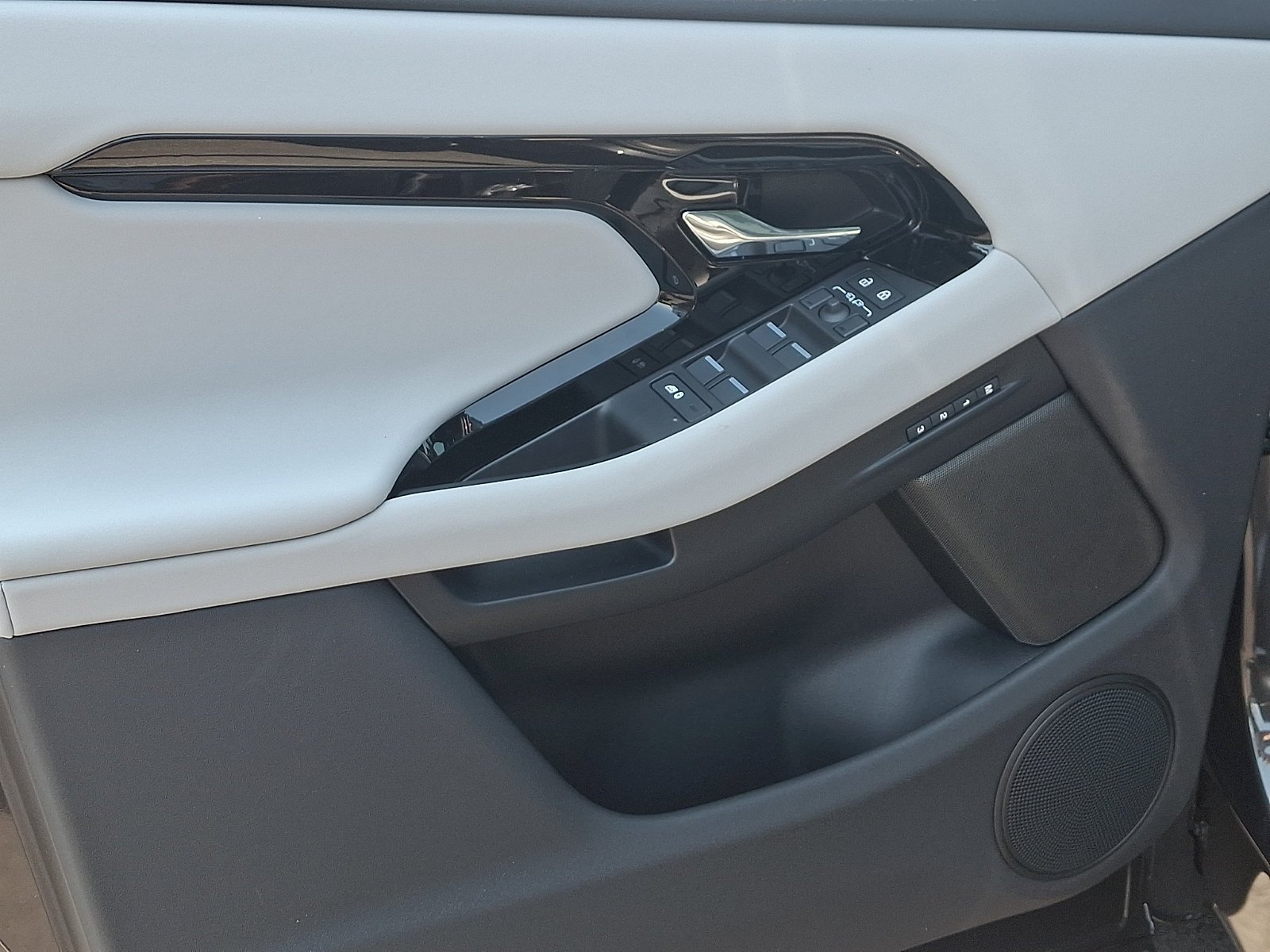 New 2026 Carpathian Grey Land Rover Hoxton Edition image 7