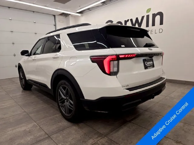 New 2026 Star White Metallic Tri-Coat Ford ST-Line image 3