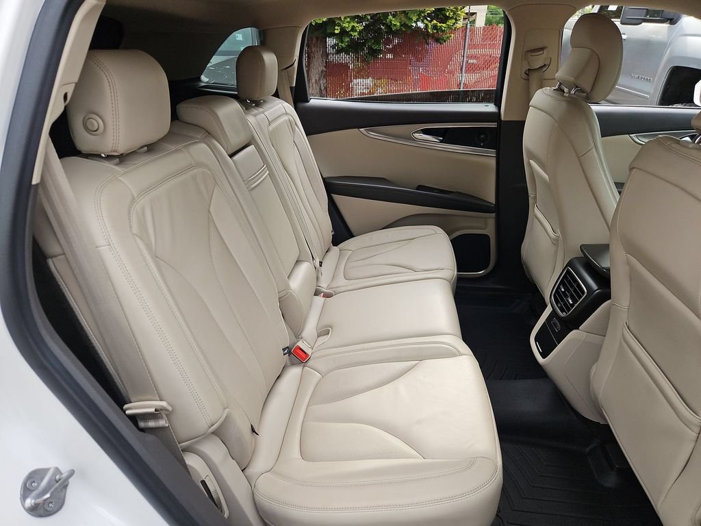 Used 2016 White Platinum Clearcoat Metallic Lincoln Select image 15