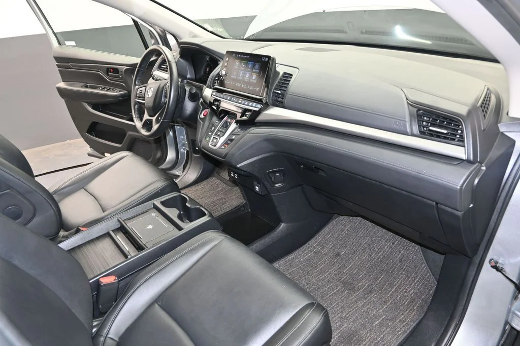 Used 2025 Solar Silver Metallic Honda EX-L image 25