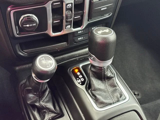 Used 2024  Jeep Sport S image 21
