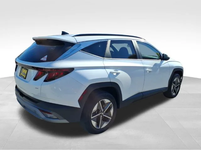Used 2025 White Hyundai SEL image 9