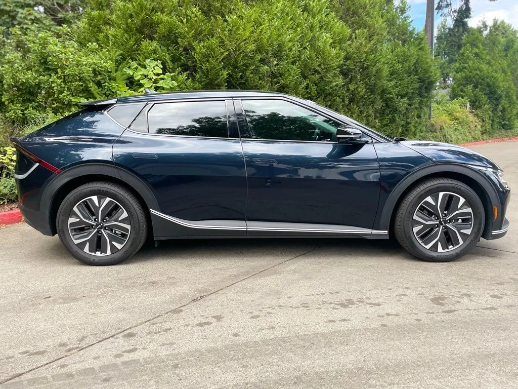 Used 2024 Gravity Blue Kia Light image 3