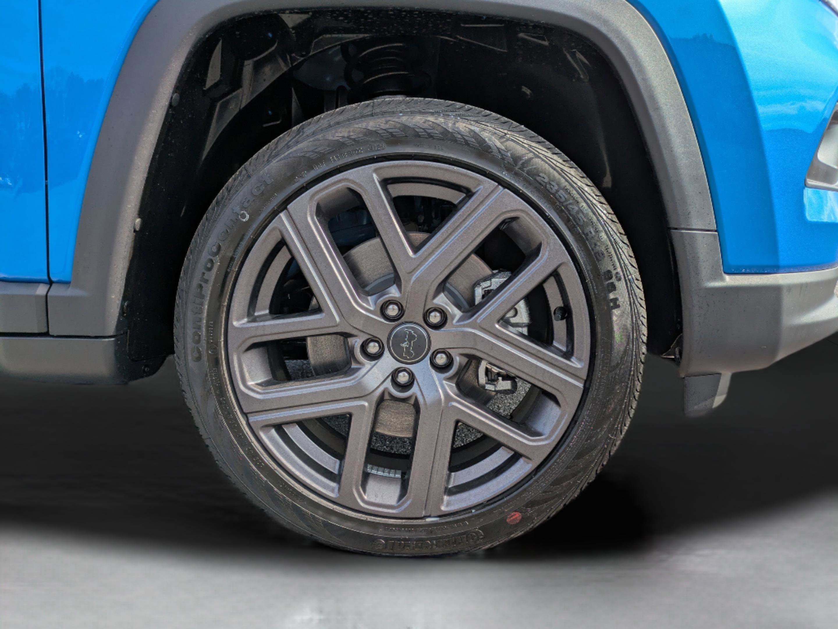 New 2026 Hydro Blue Pearlcoat Jeep Latitude Altitude image 12