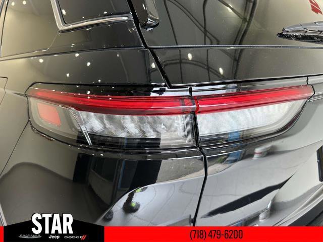 Used 2024 Diamond Black Crystal Pearlcoat Jeep Altitude image 11