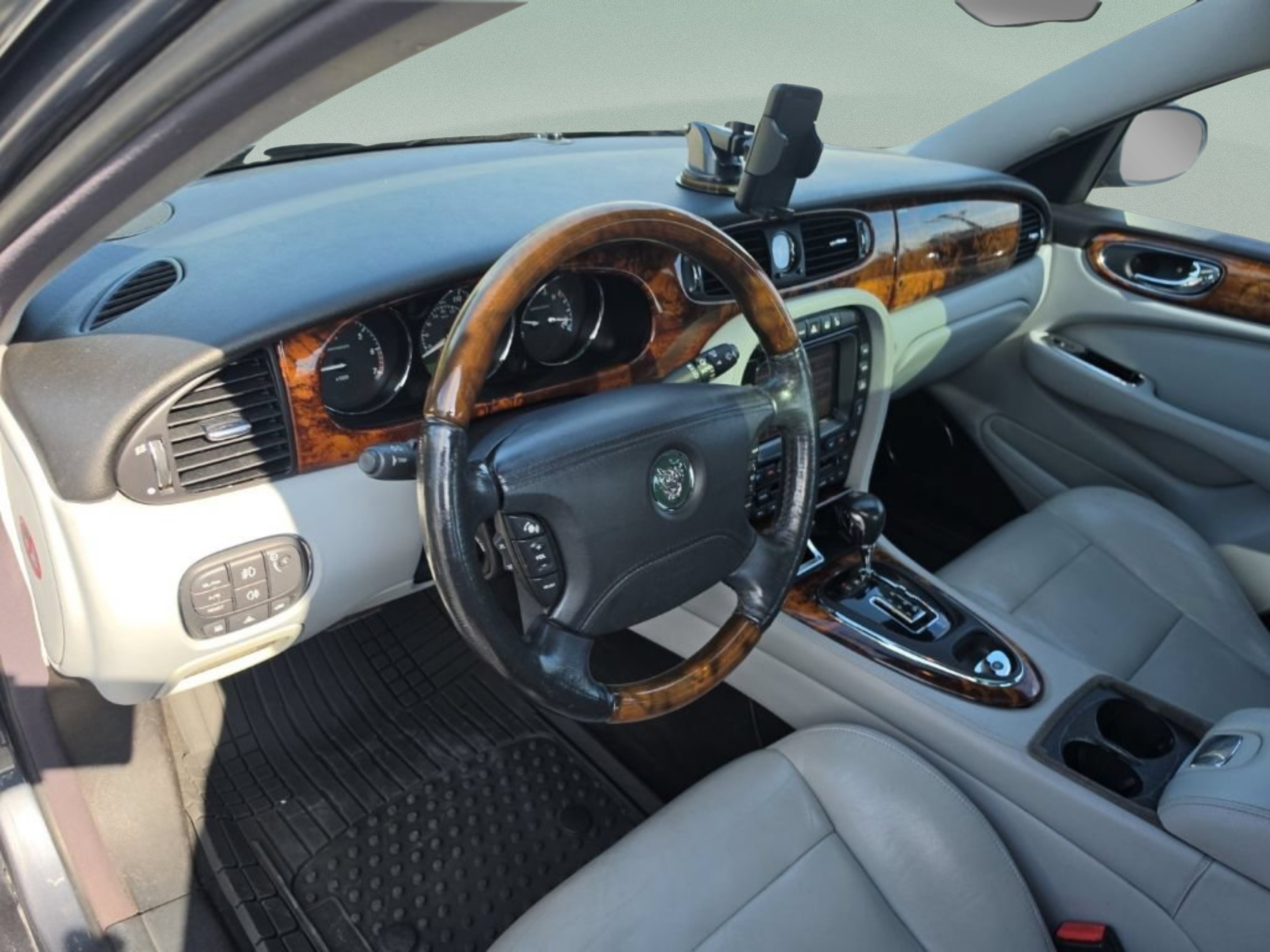 Used 2004  Jaguar XJR image 13