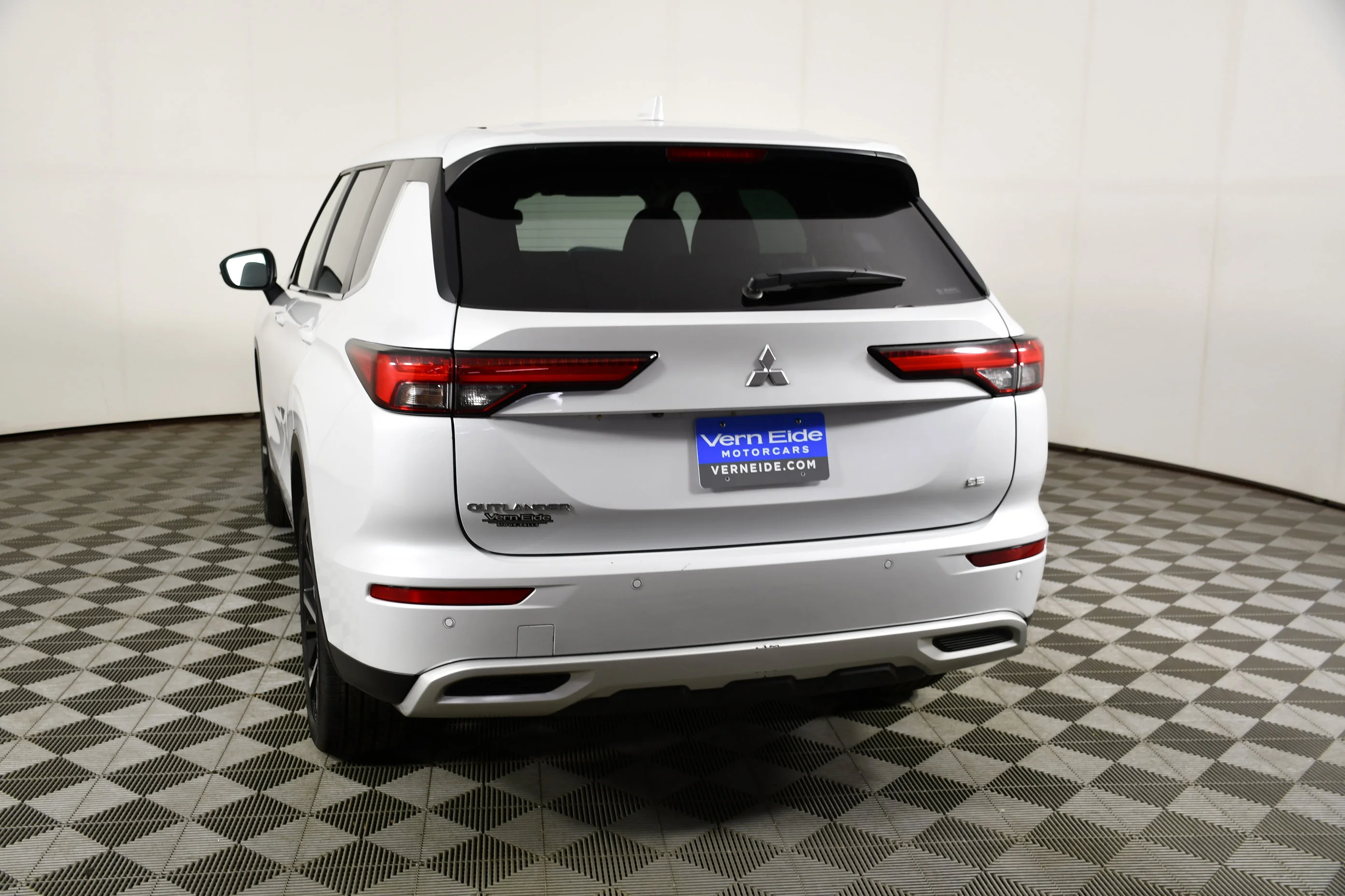 Certified Used 2023 White Diamond Mitsubishi SE image 7