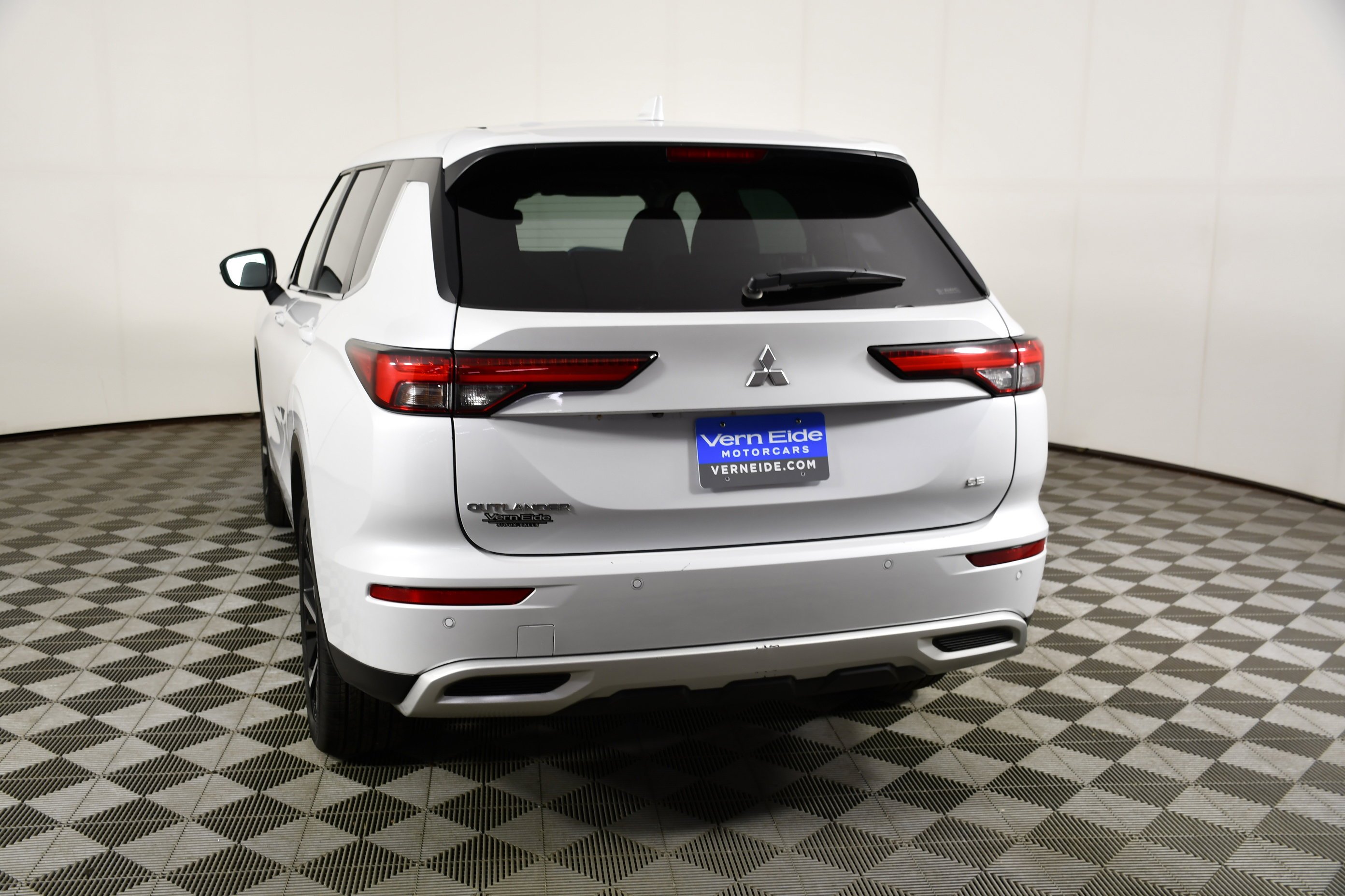 Certified Used 2023 White Diamond Mitsubishi SE image 7