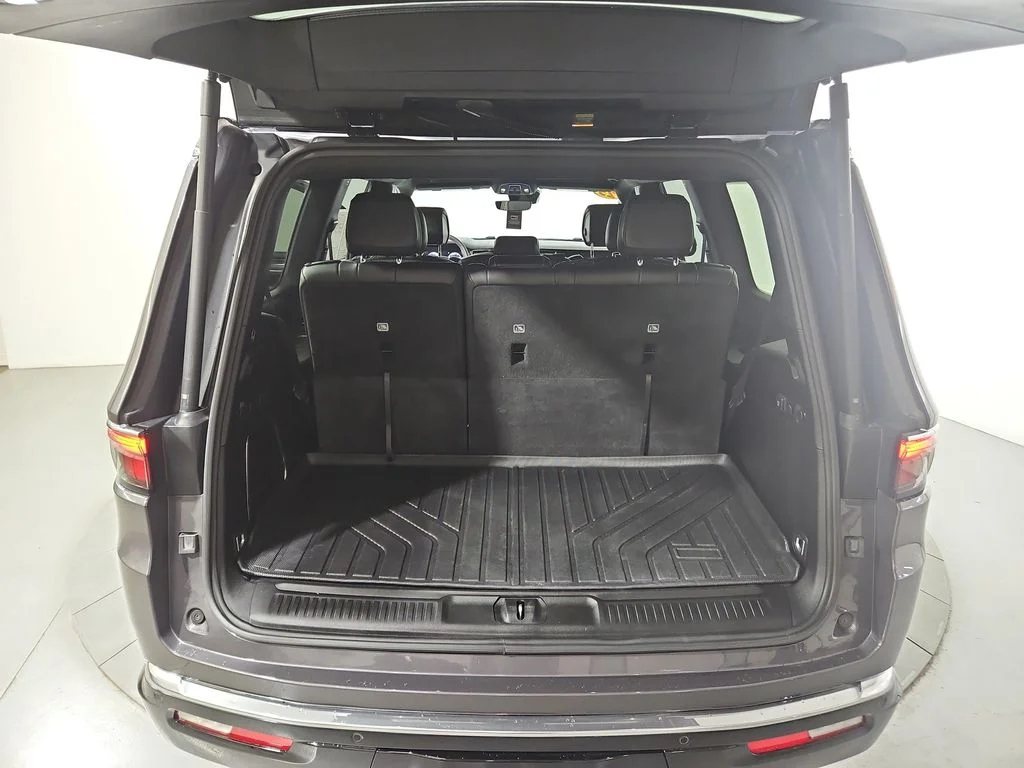 Used 2023 Gray Jeep Base image 23