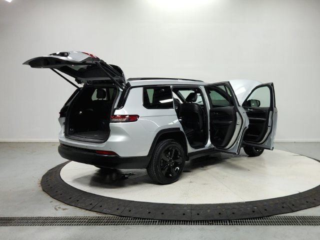 Used 2023 Silver Jeep Altitude image 16