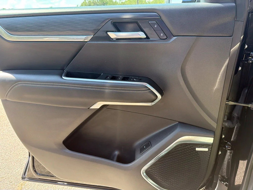 Used 2026 Ebony Twilight Metallic GMC Elevation image 9
