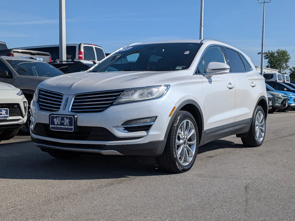 Used 2017 White Platinum Metallic Tri-Coat Lincoln Select image 6